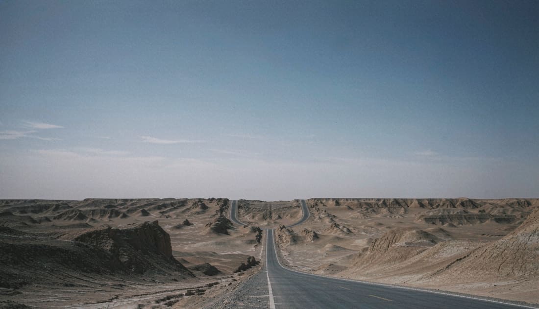Carretera en forma de U en el desierto