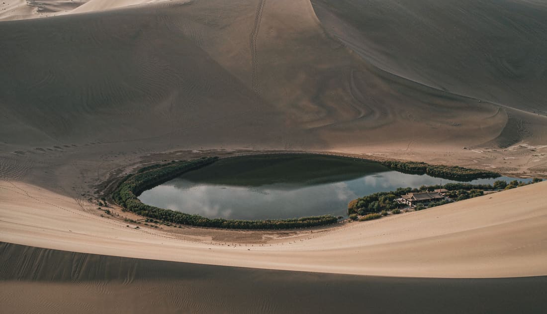 Dunas con lago en media luna