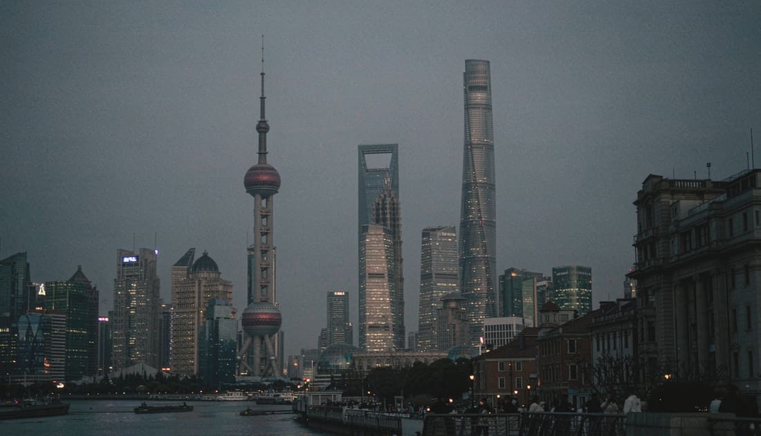 Skyline de Shanghai desde el paseo del Bund a la hora azul