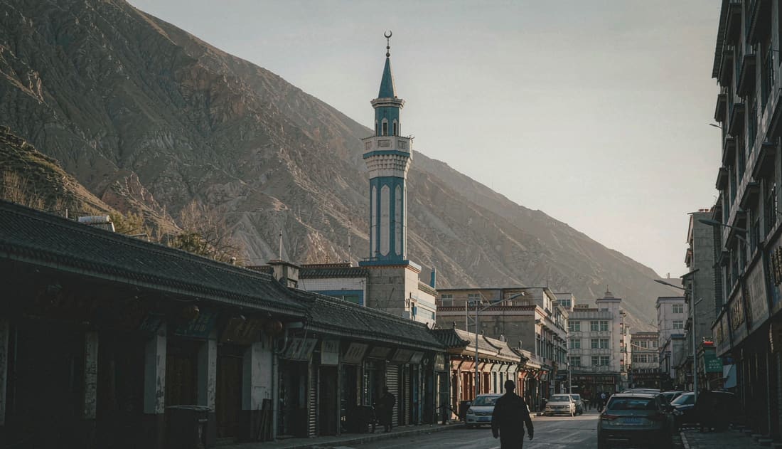 Calle de Xining con las montañas al fondo